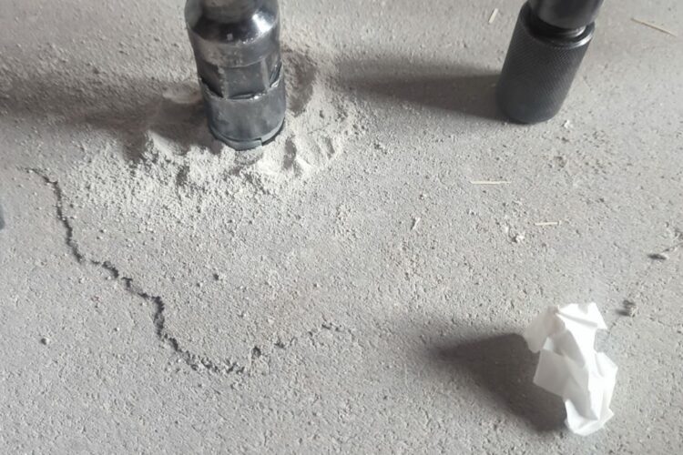 Цементно-песчаная стяжка после испытания прибором ОНИКС-1.ОС.100.