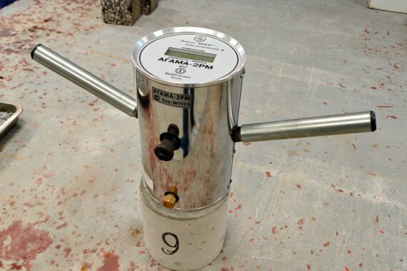 Переносной прибор АГАМА-2PM для испытания бетона на водонепроницаемость косвенным методом непосредственно на объекте (на строящем или эксплуатируемом здании/сооружении)