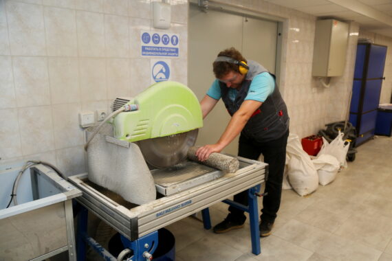 Подготовка кернов бетона в лаборатории СМиК