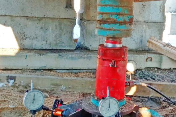 Штамп тип I (5000 см2) в процессе нагружения гидравлическим домкратом