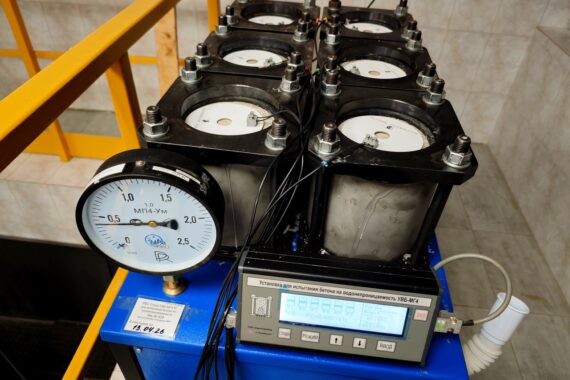 Установка УВБ-МГ4 (УВБ-МГ4.01) в процессе испытаний бетона на водонепроницаемость прямым методом по мокрому пятну (ГОСТ 12730.5-2018)