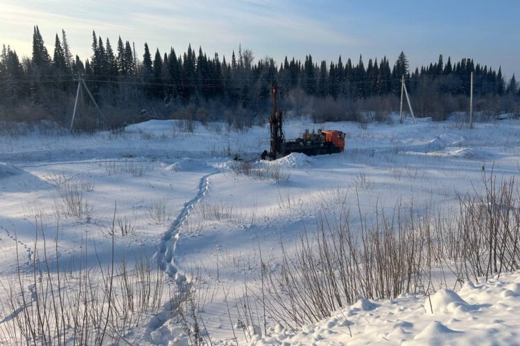 Извлечение грунтовых кернов из скважины
